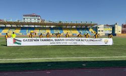 Ağrı 1970 Sporlu futbolculardan Sumud'a pankartlı destek