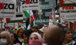 Filistin destekçileri, BBC ofisinin girişinde eylem yaptı