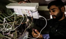 Filistinli genç, tank enkazını enerji istasyonuna çevirdi!