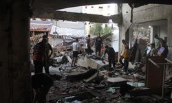 Gazze'de yerinden edilenlerin sığındığı okul bombalandı