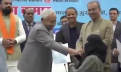 Hindistan'da Başbakan, Müslüman doktorun peçesini açtı!