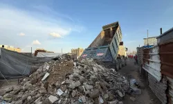 Gazze'de sel tehlikesi: Çadırlara kumdan bariyer