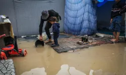 Gazze'de yağış felaketi: Binlerce çadır sulara gömüldü