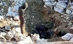 Yaralı baba enkazı 7 metre kazdı, ailesini arıyor