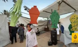 Deir el-Balah'taki çadırlarda fenerler yanıyor