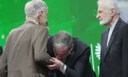 Tahran'da vefa: Erakçi hukuk dehası Mümtaz'ın elini öptü