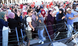 Müslümanlar, cinsellik eğitimi veren bir okulu ateşe verdi