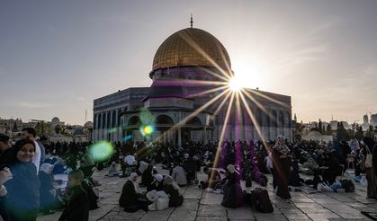 Mescid-i Aksa'da itikafa giren Filistinliler Gazze için dua etti