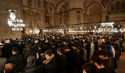 Müslüman gençler, Şehzadebaşı Camisi'nde nöbet tuttu