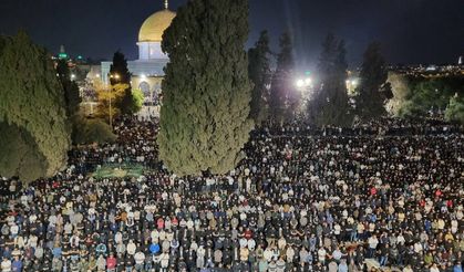 Kadir Gecesi'nde 180 bin Müslüman, Mescid-i Aksa'da saf tuttu