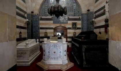 Şam'da Emevi Camisi'ne gelenler, Selahaddin Eyyubi Türbesi ve Türk Şehitlikleri'ni ziyaret ediyor
