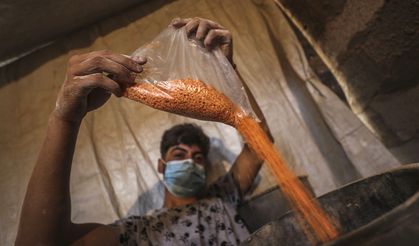 Gazzeliler, bakliyat ve hububat öğüterek ekmek yapıyor
