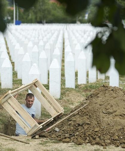 Srebrenitsa Soykırımı'nın 7 kurbanı bugün toprağa verilecek