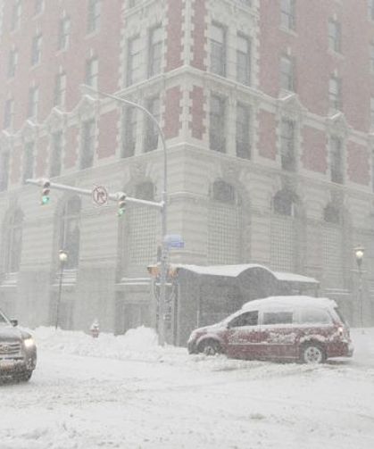 New York'ta 3.000 uçuş iptal: Kar ulaşım ağını kilitledi