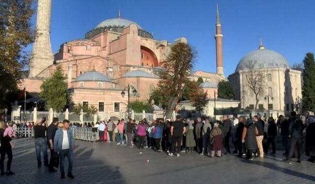Turistlerin Ayasofya Camii'ne giriş ücreti belli oldu