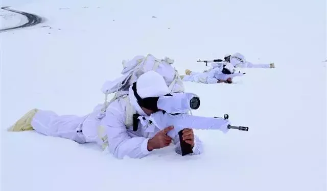 JÖH birlikleri, 2 metre karda kış operasyonlarını sürdürüyor