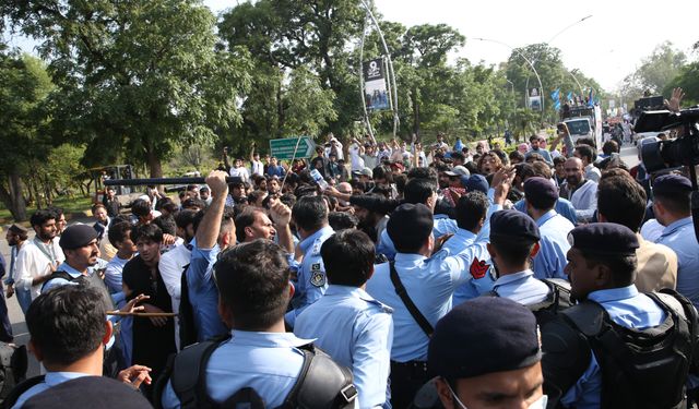 Pakistan polisi, ABD'yi protesto eden halka müdahale etti