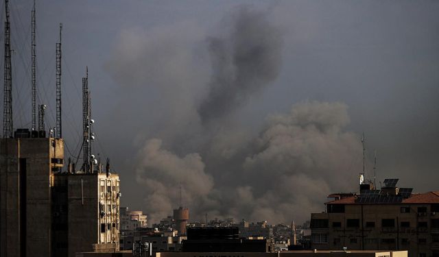 İsrail, Gazze'de birçok noktada Müslümanların evlerini bombaladı