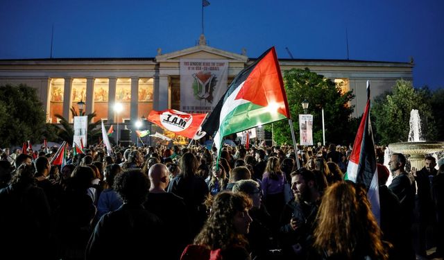 Yüzlerce öğrenci, Yunanistan'da Filistin eylemi düzenledi