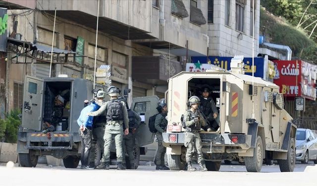 İşgal güçleri, Batı Şeria'daki baskınlarda Filistinlileri gözaltına almaya devam ediyor