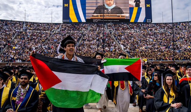ABD’deki Michigan Üniversitesi mezuniyet töreninde Filistin'le dayanışma eylemi yapıldı