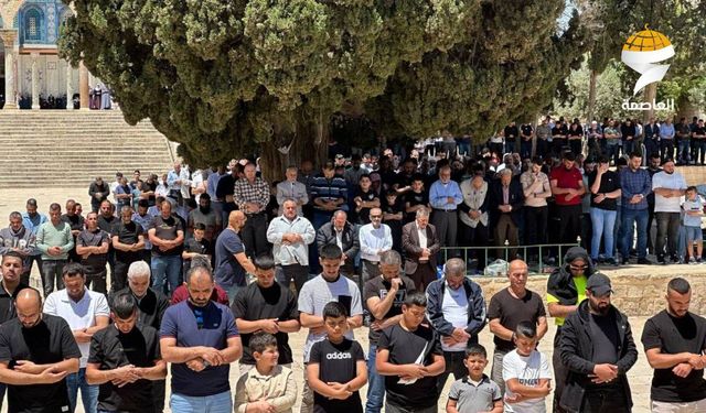 İsrail'in kısıtlamalarına rağmen 30 bin Müslüman Mescid-i Aksa'da cuma namazı kıldı