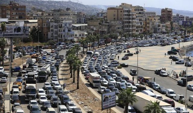 Lübnan'ın güneyinden kuzeyine göç sürerken binlerce araç saatlerdir trafikte