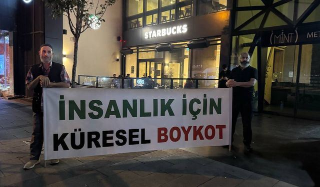 İsrail’in saldırıları Starbucks önünde protesto edildi