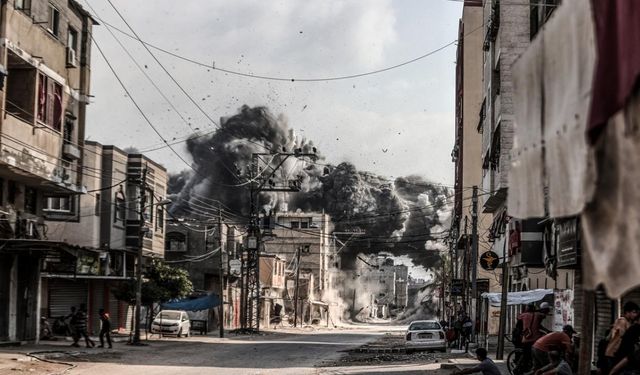 Gazze’nin kuzeyinde iletişimi kesen İsrail, bölgeye yoğun bombardıman düzenliyor