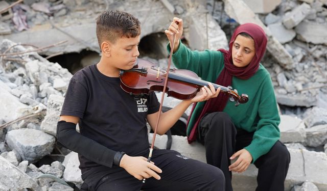 Gazzeli çocuk protez el ile keman çalmaya devam ediyor