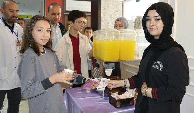 Amasya'da öğrenciler Filistin'e destek olmak için limonata sattı