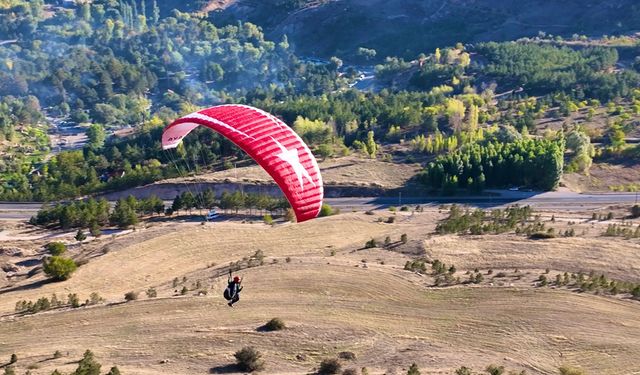 Sivas'ta yamaç paraşütçüleri Filistin'e destek için uçtu