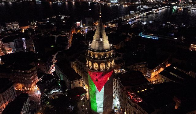 Galata Kulesi'ne Filistin Bayrağı yansıtıldı