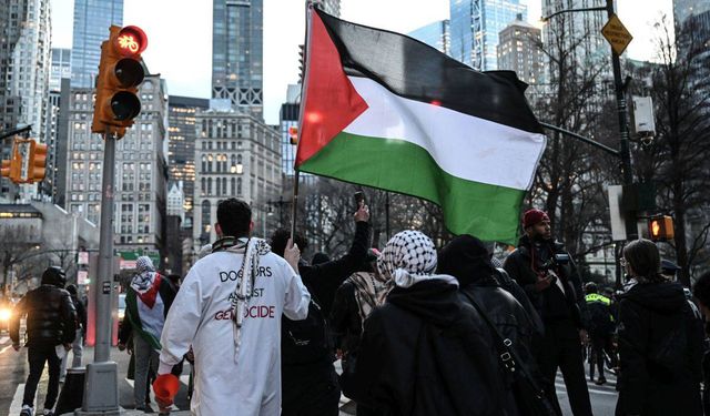 Paris'in tarihi hastanesinde İsrail'in Gazze hastanelerini tahliye emri protesto edildi