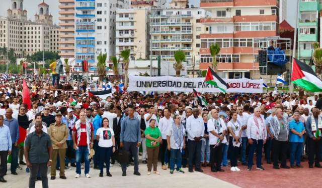 Küba'da yüzlerce kişi Filistin'e destek yürüyüşü düzenledi