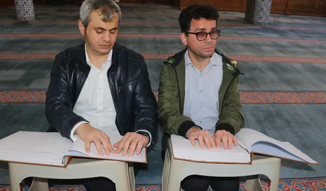 Görme engelli iki arkadaş mukabele geleneğini Braille alfabeli Kur'an-ı Kerim'le sürdürüyor