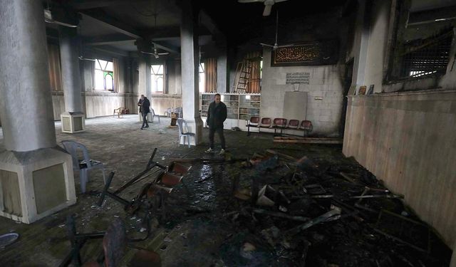 İsrail güçleri, baskın düzenlediği Nasr Camisi'ni ateşe verdi