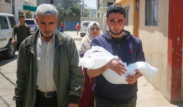 Gazze'de açlık nedeniyle 11 aylık bebek şehit oldu