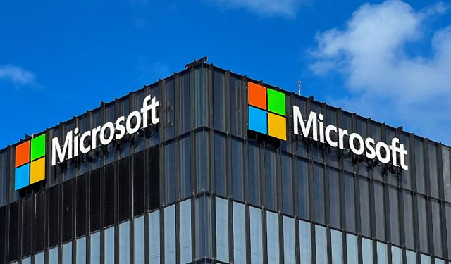 Filistin'e destekleri nedeniyle işten kovulan 2 çalışan, Microsoft'u soykırıma ortak olmakla suçladı