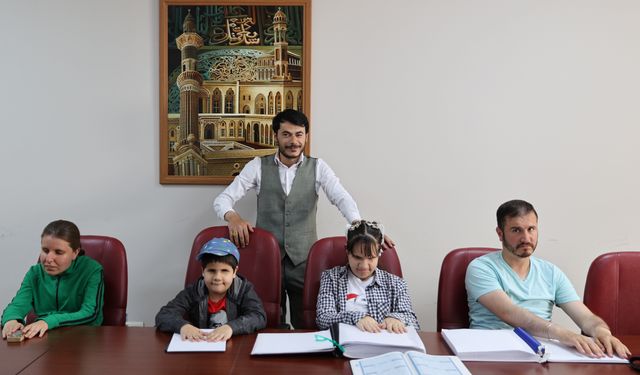 Görme engelliler parmaklarının ucuyla Kur'an-ı Kerim okumayı öğreniyor
