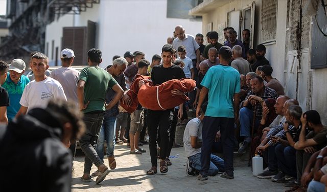 İsrail, Gazze'de yardım bekleyen 32 Filistinliyi daha şehit etti