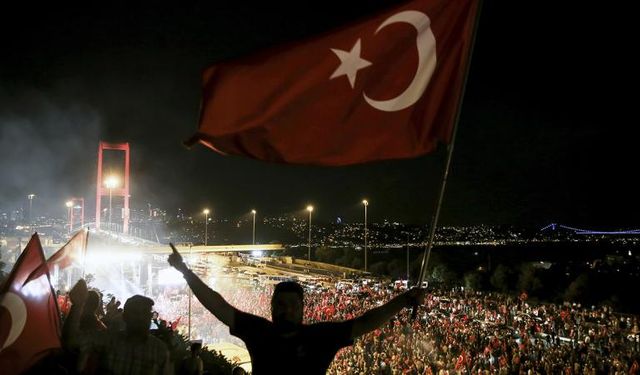 İstanbul'da, 15 Temmuz gecesi darbecilere karşı verilen mücadele akıllara kazındı