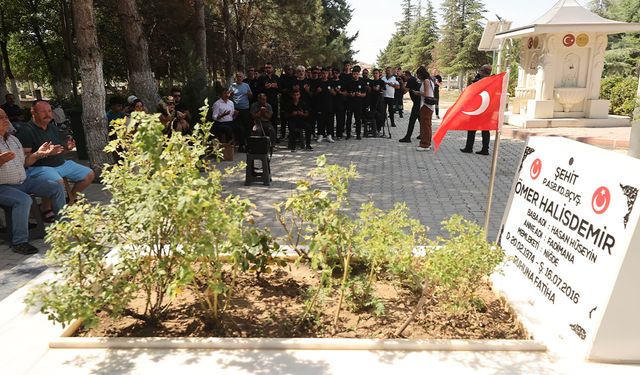 15 Temmuz kahramanı şehit Ömer Halisdemir'in kabrinde yoğunluk yaşanıyor