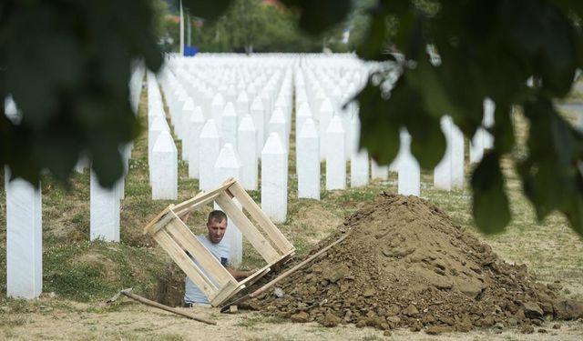 Srebrenitsa Soykırımı'nın 7 kurbanı bugün toprağa verilecek