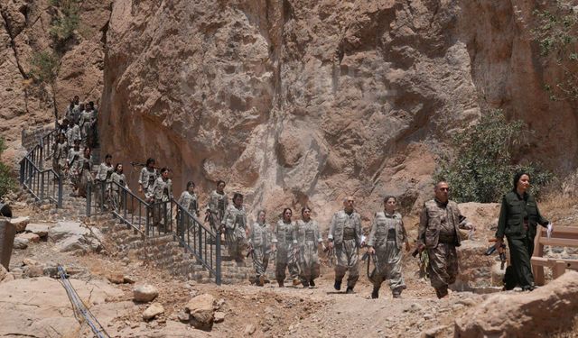 Terör örgütü PKK'dan bir grup, silahlarını imha etti