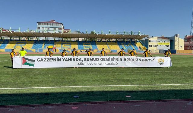 Ağrı 1970 Sporlu futbolculardan Sumud'a pankartlı destek