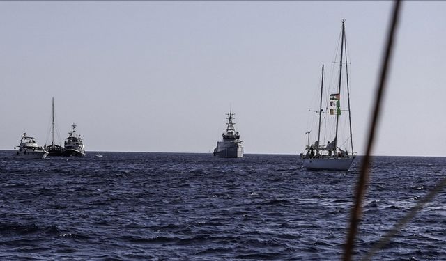 Sumud'da su almaya başlayan teknenin yolcuları, Türkiye tarafından tahliye edildi