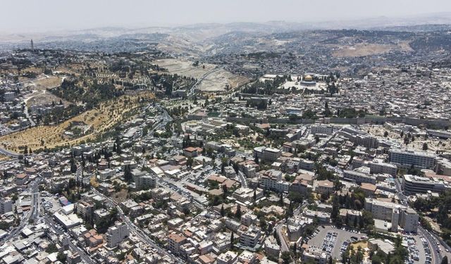 İsrail, Şeyh Cerrah’ı ele geçirmek için tehcire başladı