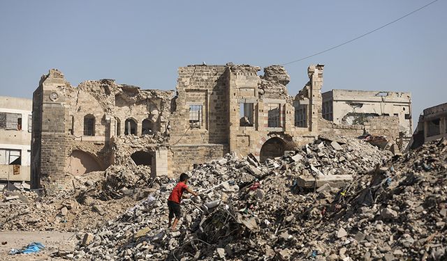 Gazze'nin 1400 yıllık simgesi Büyük Ömeri Camisi yıkıldı