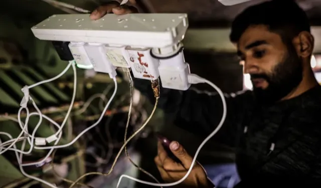 Filistinli genç, tank enkazını enerji istasyonuna çevirdi!